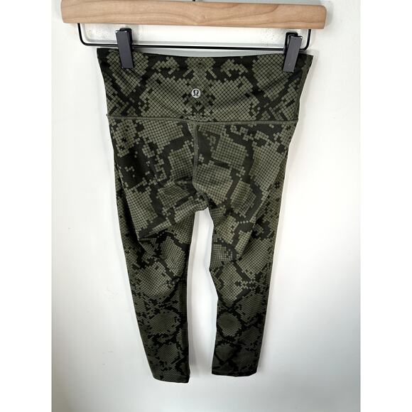 Lululemon Wunder Under Crop (Hi-Rise) Full-On Luon Size 2 - Picture 4 of 5